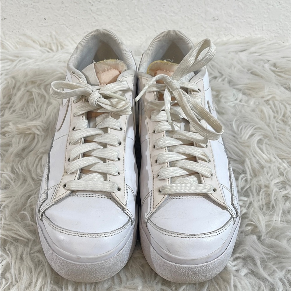 Nike Women's Blazer Low Platform Triple White Leather Sneaker Size 8 - Picture 3 of 12